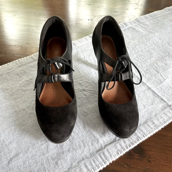 🥰 Clarks Artisan boot heels, size 7, lace up, black suede - EUC and cute on! - Picture 3 of 5